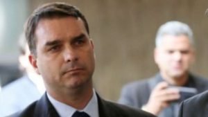 Flávio Bolsonaro tenta novamente barrar investigação