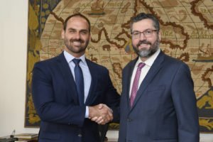 Eduardo Bolsonaro diz que 'já fritou hambúrguer' nos EUA